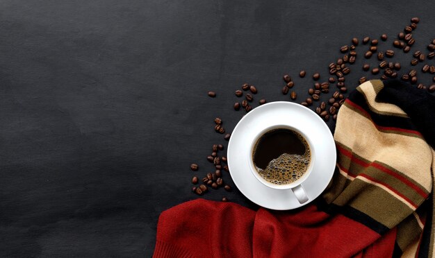 Taza de café en el piso de cemento negro