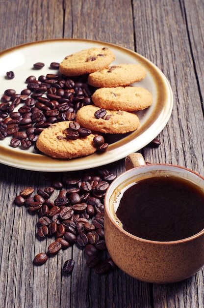 Taza de café y plato de galletas de chocolate