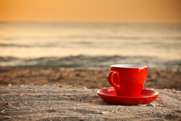 Taza de café en la playa