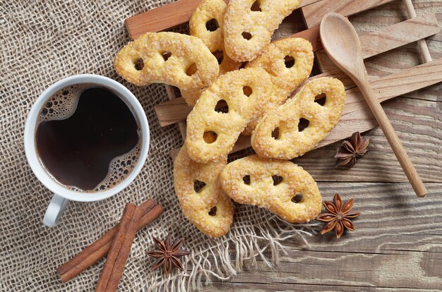 Taza de café y pretzels dulces en la mesa