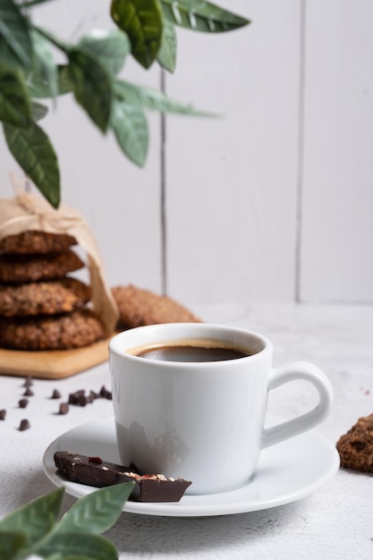 Una taza de café en primer plano Enfoque selectivo En el contexto de las galletas de avena