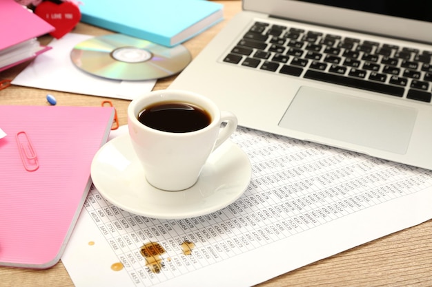 Taza de café en primer plano de escritorio de oficina