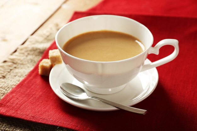 Taza de café en primer plano de la mesa