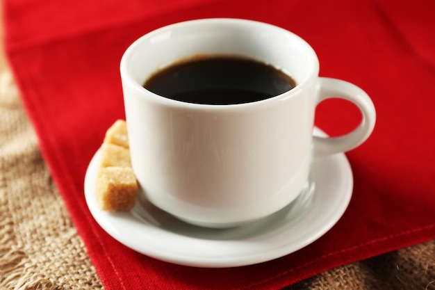 Taza de café en primer plano de la mesa