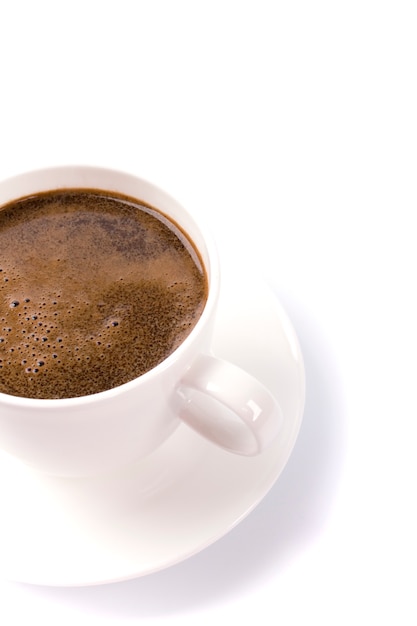 Taza de café primer plano sobre un fondo blanco