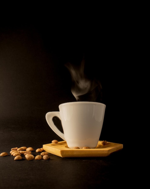 Una taza de café de la que sale humo