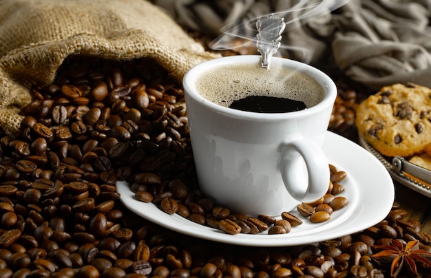 Una taza de café de la que sale vapor