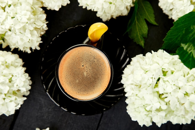 Taza de café con ramo de hortensias