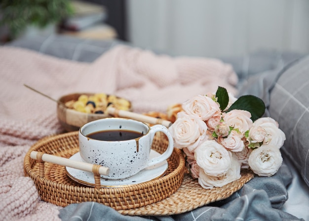 Taza de café con ramo de rosas desayuno romántico con flores.