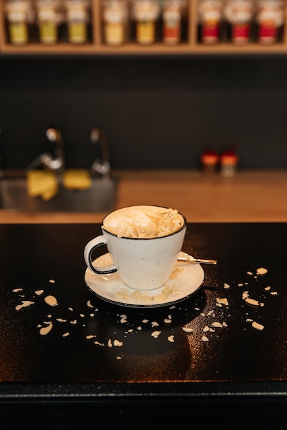 Una taza de café recién hecho en una cafetería con fondo borroso