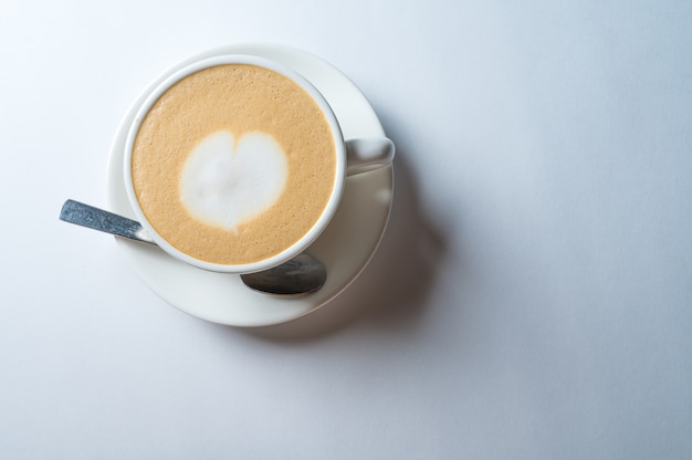 Taza de café recién hecho con forma de corazón