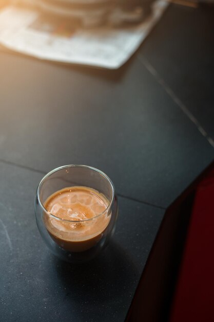 una taza de café recién hecho en la mesa