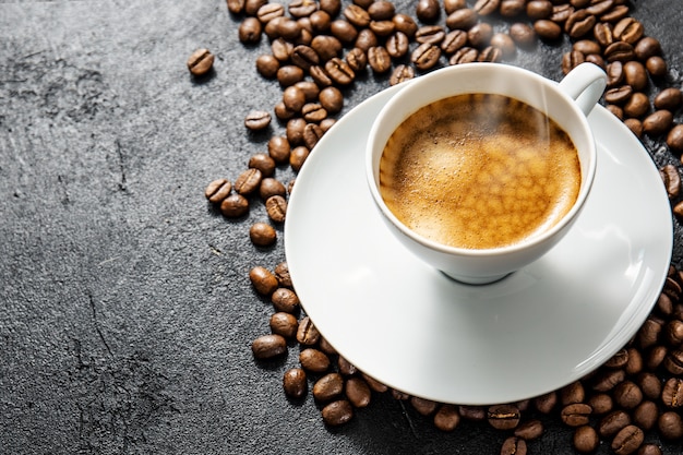 Taza de café recién hecho servido en taza