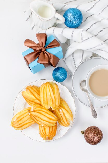 Taza de café y regalos para el desayuno.