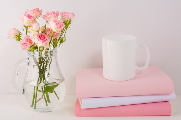 Taza de café con rosas rosadas