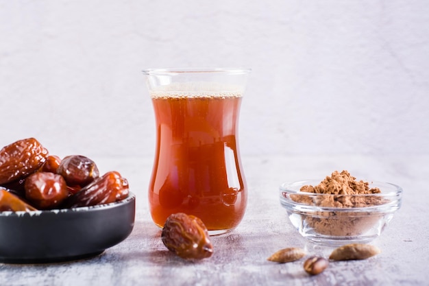 Una taza de café de semillas de dátiles molidas en la mesa Evitar la cafeína alternativa al café