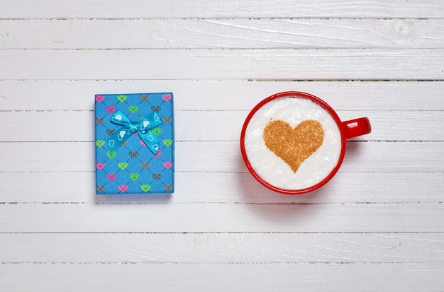 Taza de café con símbolo de forma de corazón y caja de regalo en blanco de madera
