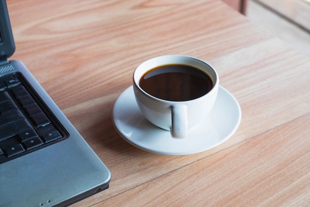 taza de café sobre un escritorio en una oficina