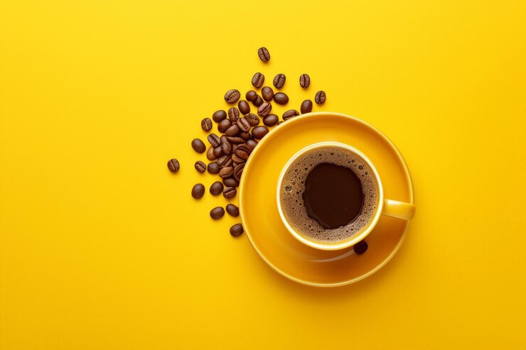Taza de café sobre un fondo amarillo