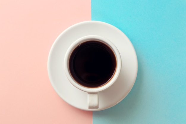 taza de café sobre fondo azul y naranja