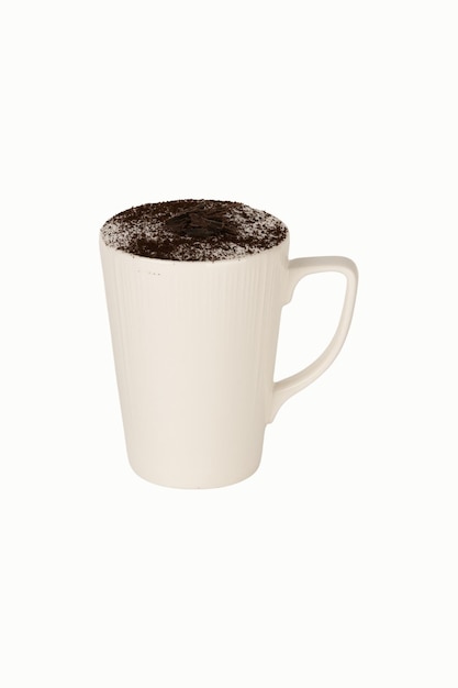 Una taza de café sobre un fondo blanco.