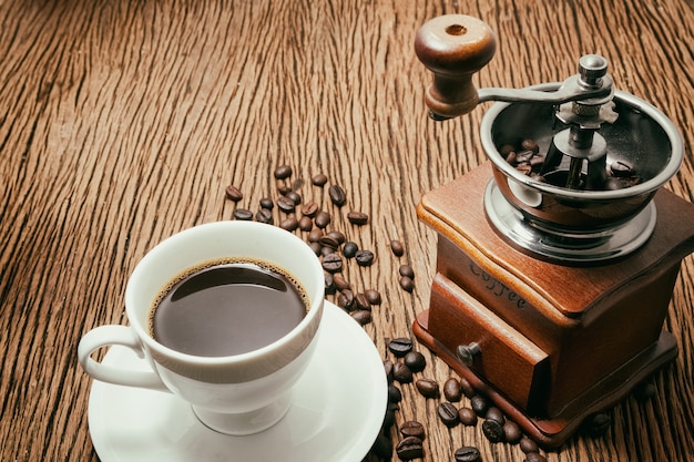 Taza de café sobre fondo blanco