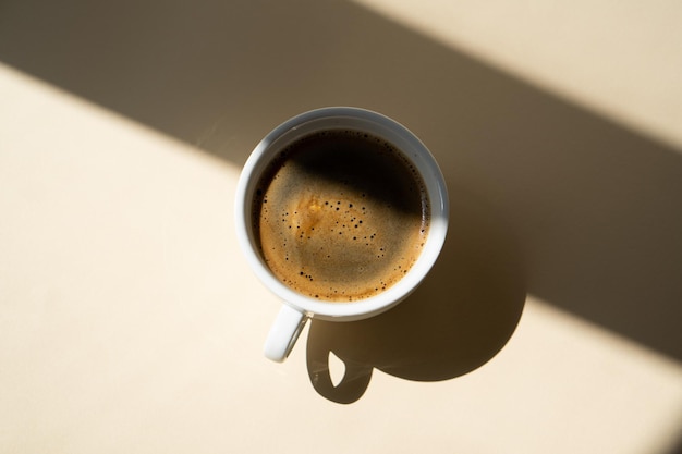 Taza de café sobre fondo de estudio beige