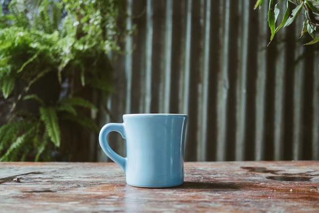 Taza de café sobre fondo de madera de la mesa