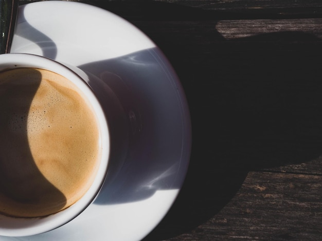 Taza de café sobre fondo de madera Taza de cerámica blanca espacio de copia tonificante elegante