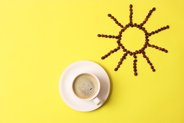 Taza de café sobre fondo de madera vista superior buenos días que tengas un buen día