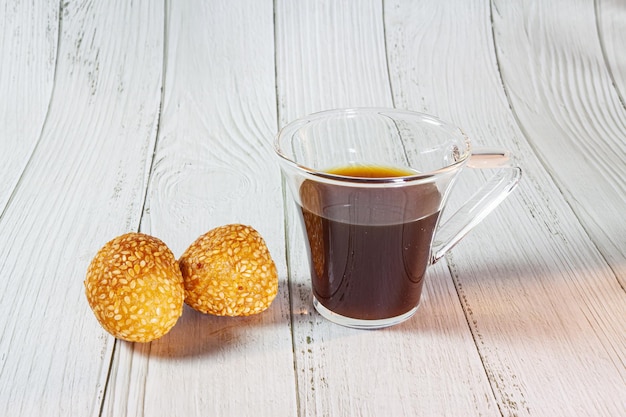 Taza de café sobre fondo de madera