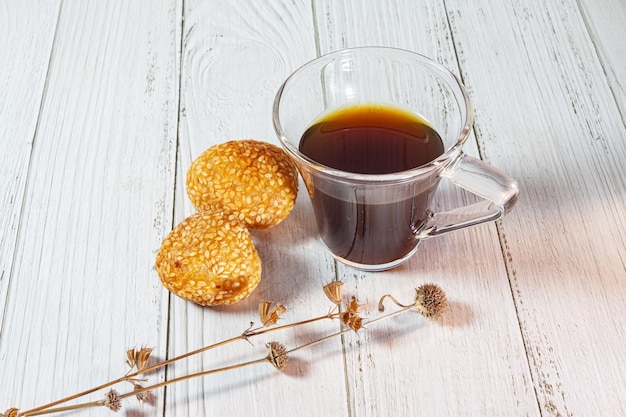 Taza de café sobre fondo de madera