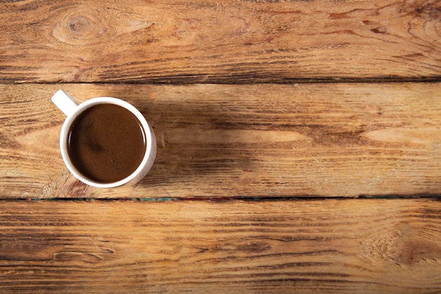 una taza de café sobre fondo de madera