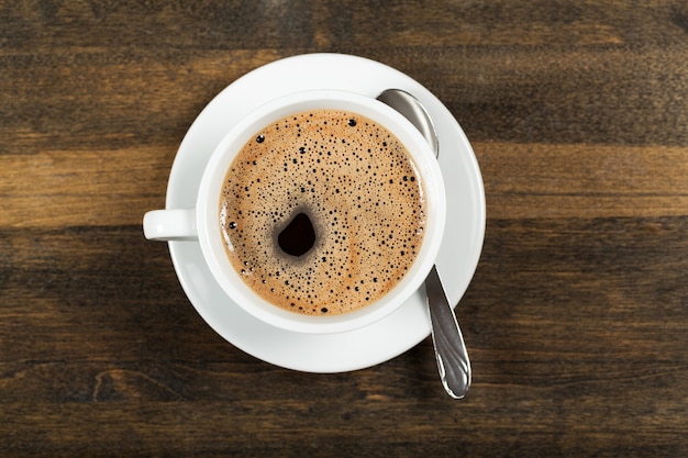 Taza de café sobre fondo de madera