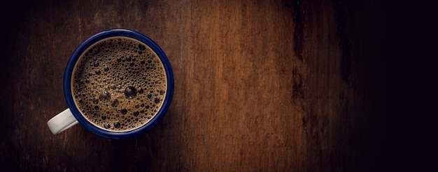 Taza de café sobre fondo de madera.