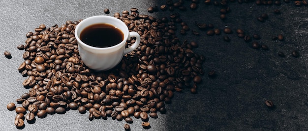 Taza de café sobre fondo de madera