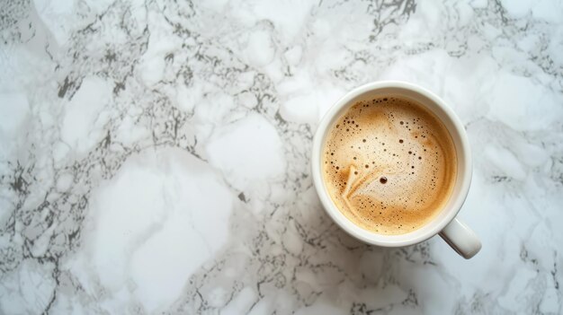 Una taza de café sobre un fondo de mármol