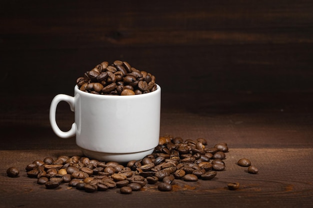 Taza de café sobre fondo marrón