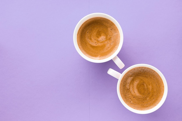 Taza de café sobre fondo morado vista superior flatlay