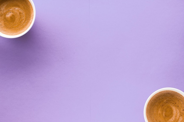 Taza de café sobre fondo morado vista superior flatlay