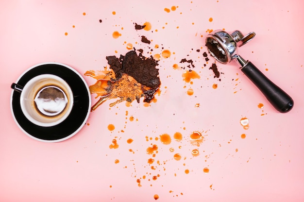 Foto taza de café sobre fondo rosa