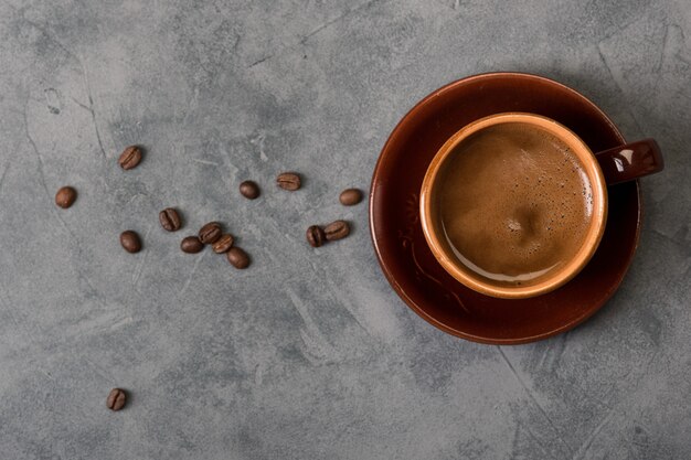 Taza de café sobre fondo rústico