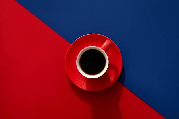 Taza de café sobre mantel de contraste