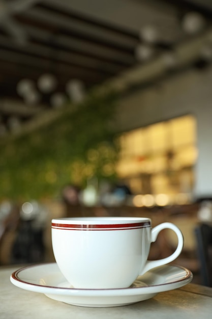 Una taza de café sobre una mesa en un café