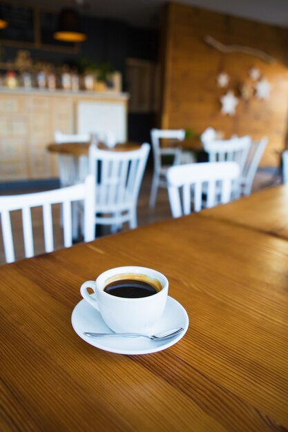 Foto taza de café sobre una mesa de madera