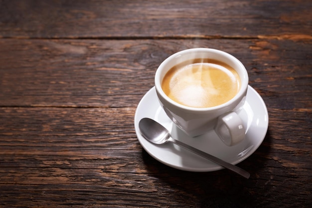 Taza de café sobre una mesa de madera