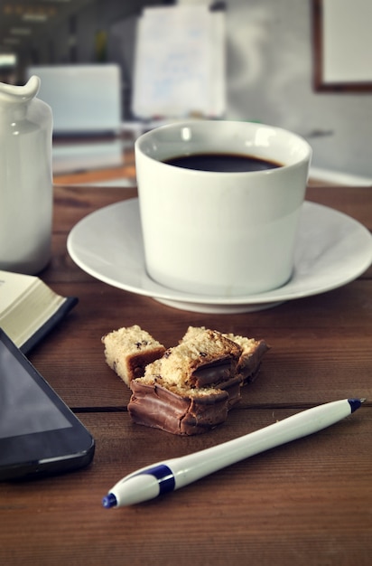 Taza de café sobre la mesa en una oficina