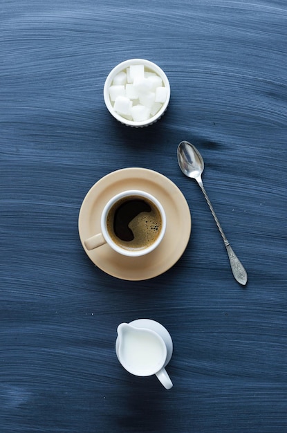 Taza de café sobre la mesa con textura de tiza vista anterior