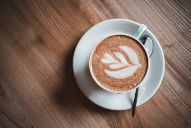 Taza de café sobre la mesa