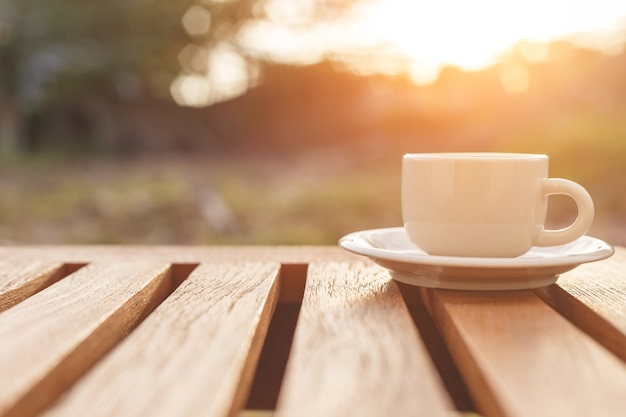 Una taza de café sobre la mesa